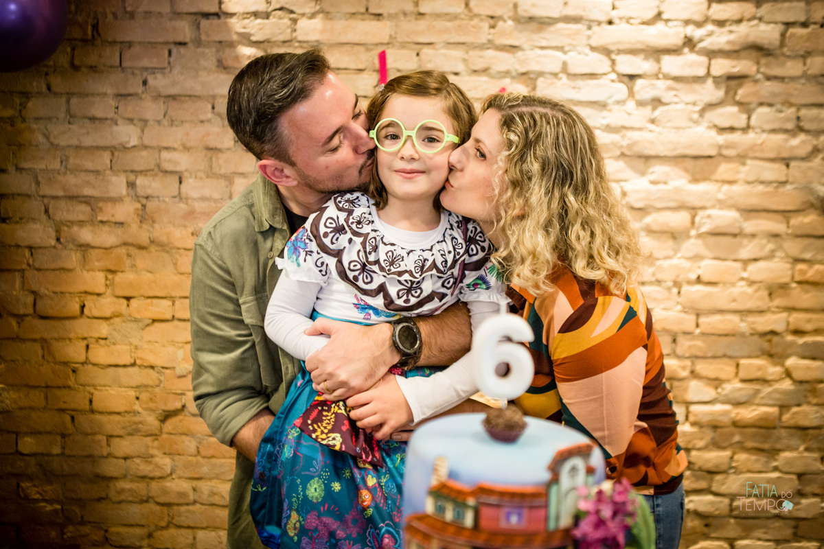 festa infantil, criança, menina, festa de criança, buffet, buffet infantil, bolo, decoração, fotografia, fatia do tempo, felicidade, aniversário, parabéns, encanto, família madrigal, desenho, Disney, quintal das aroeira,