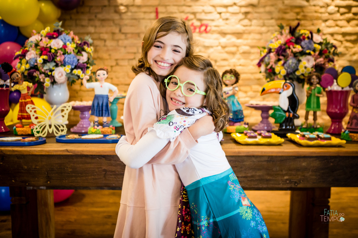 festa infantil, criança, menina, festa de criança, buffet, buffet infantil, bolo, decoração, fotografia, fatia do tempo, felicidade, aniversário, parabéns, encanto, família madrigal, desenho, Disney, quintal das aroeira,