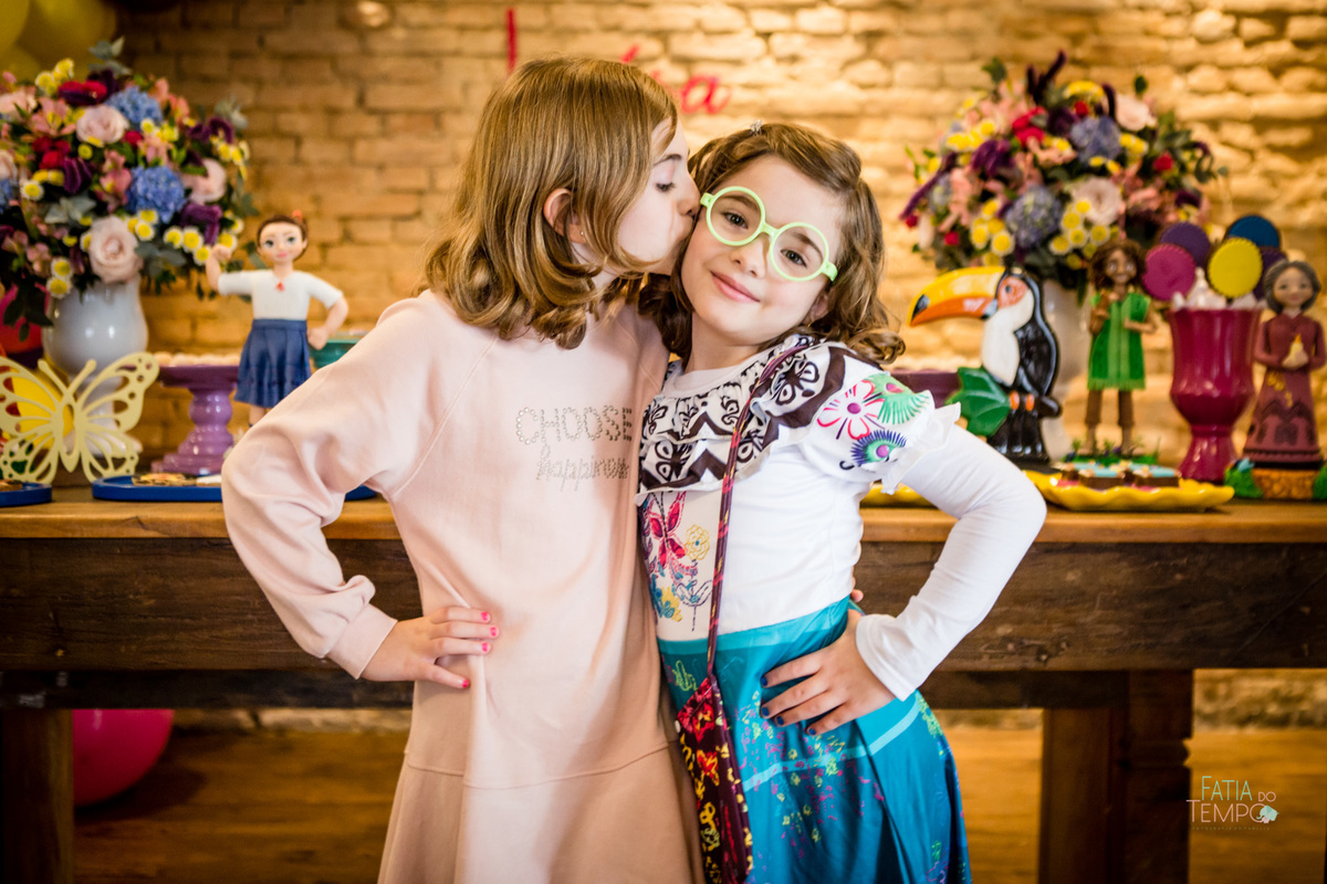 festa infantil, criança, menina, festa de criança, buffet, buffet infantil, bolo, decoração, fotografia, fatia do tempo, felicidade, aniversário, parabéns, encanto, família madrigal, desenho, Disney, quintal das aroeira,