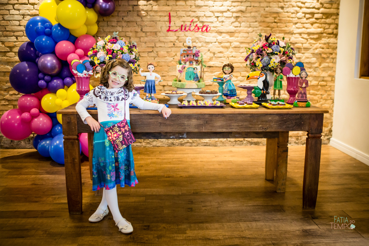 festa infantil, criança, menina, festa de criança, buffet, buffet infantil, bolo, decoração, fotografia, fatia do tempo, felicidade, aniversário, parabéns, encanto, família madrigal, desenho, Disney, quintal das aroeira,