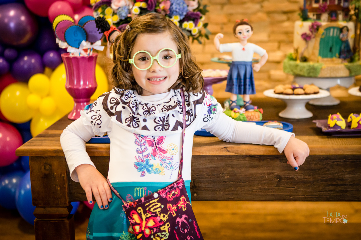 festa infantil, criança, menina, festa de criança, buffet, buffet infantil, bolo, decoração, fotografia, fatia do tempo, felicidade, aniversário, parabéns, encanto, família madrigal, desenho, Disney, quintal das aroeira,