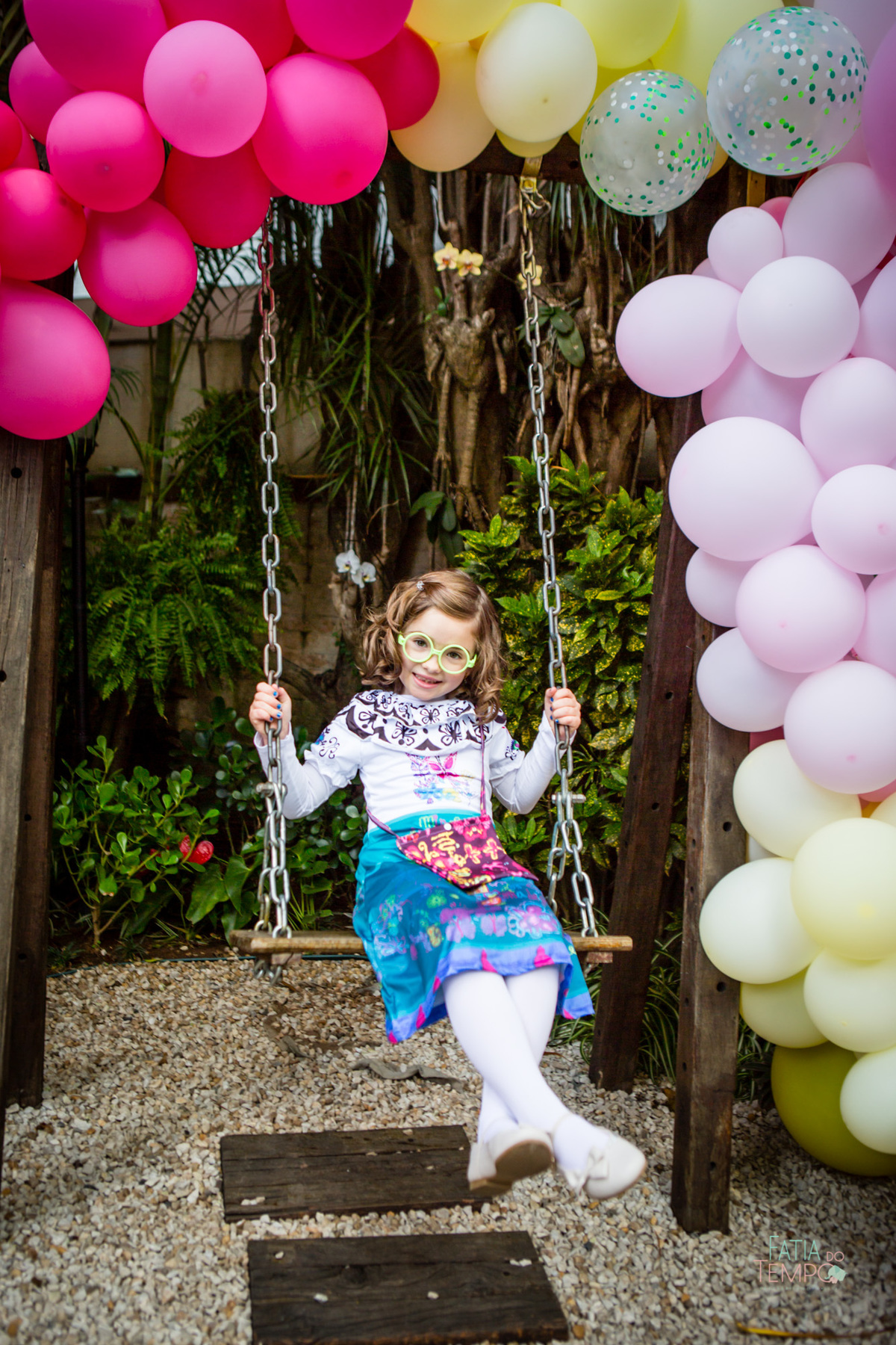 festa infantil, criança, menina, festa de criança, buffet, buffet infantil, bolo, decoração, fotografia, fatia do tempo, felicidade, aniversário, parabéns, encanto, família madrigal, desenho, Disney, quintal das aroeira,