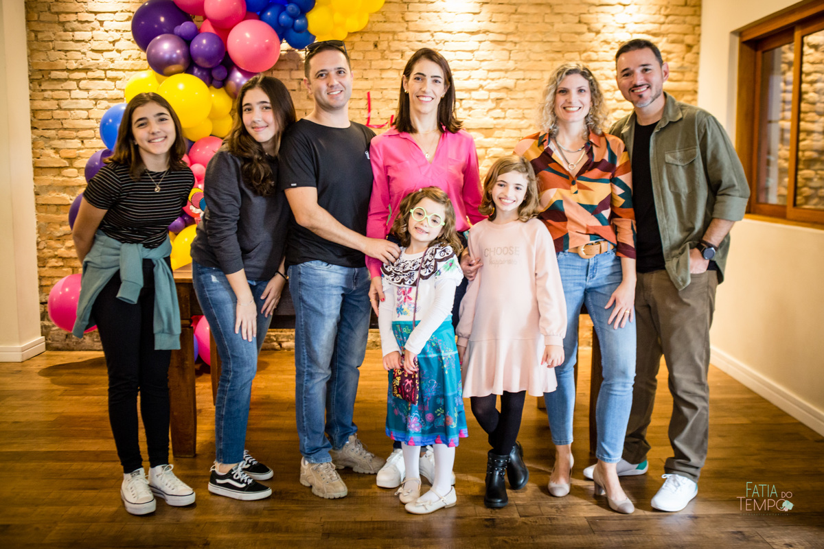 festa infantil, criança, menina, festa de criança, buffet, buffet infantil, bolo, decoração, fotografia, fatia do tempo, felicidade, aniversário, parabéns, encanto, família madrigal, desenho, Disney, quintal das aroeira,