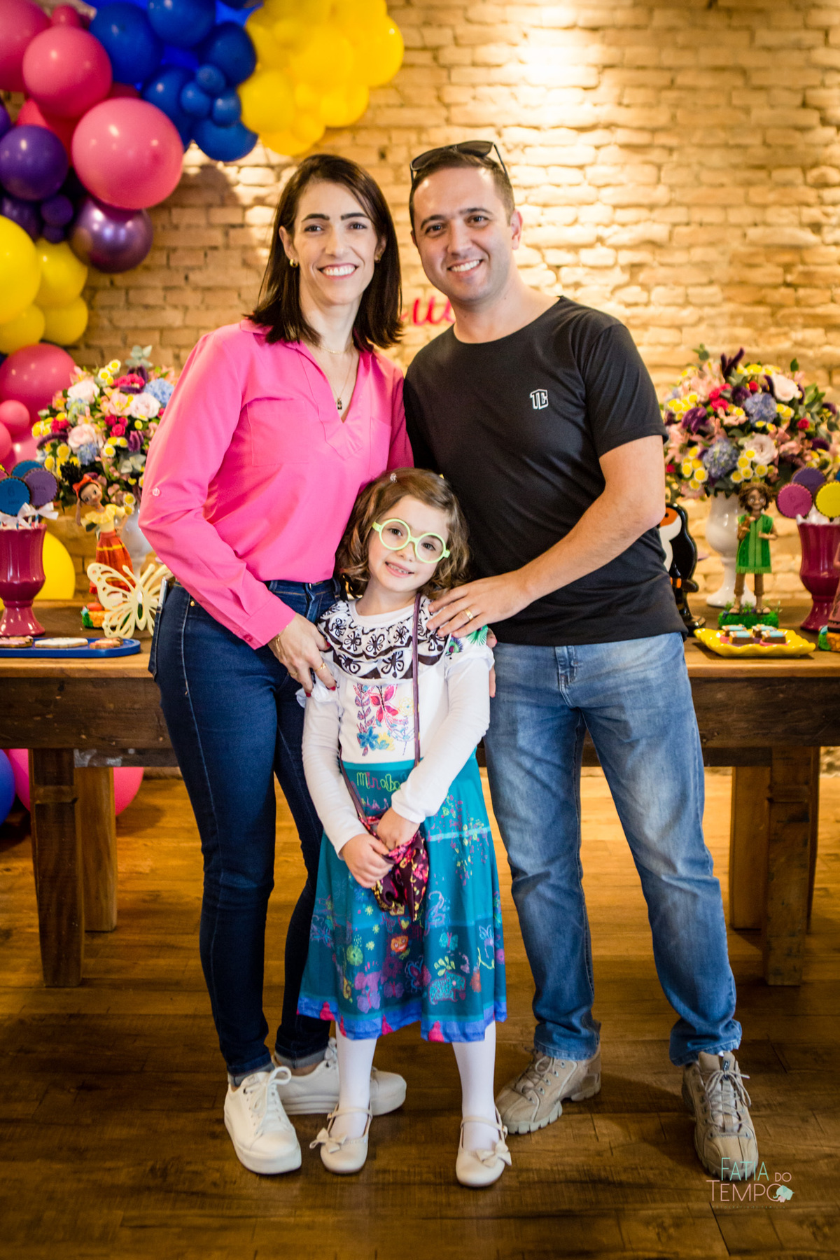 festa infantil, criança, menina, festa de criança, buffet, buffet infantil, bolo, decoração, fotografia, fatia do tempo, felicidade, aniversário, parabéns, encanto, família madrigal, desenho, Disney, quintal das aroeira,