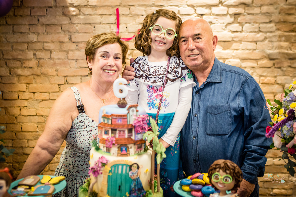 festa infantil, criança, menina, festa de criança, buffet, buffet infantil, bolo, decoração, fotografia, fatia do tempo, felicidade, aniversário, parabéns, encanto, família madrigal, desenho, Disney, quintal das aroeira,