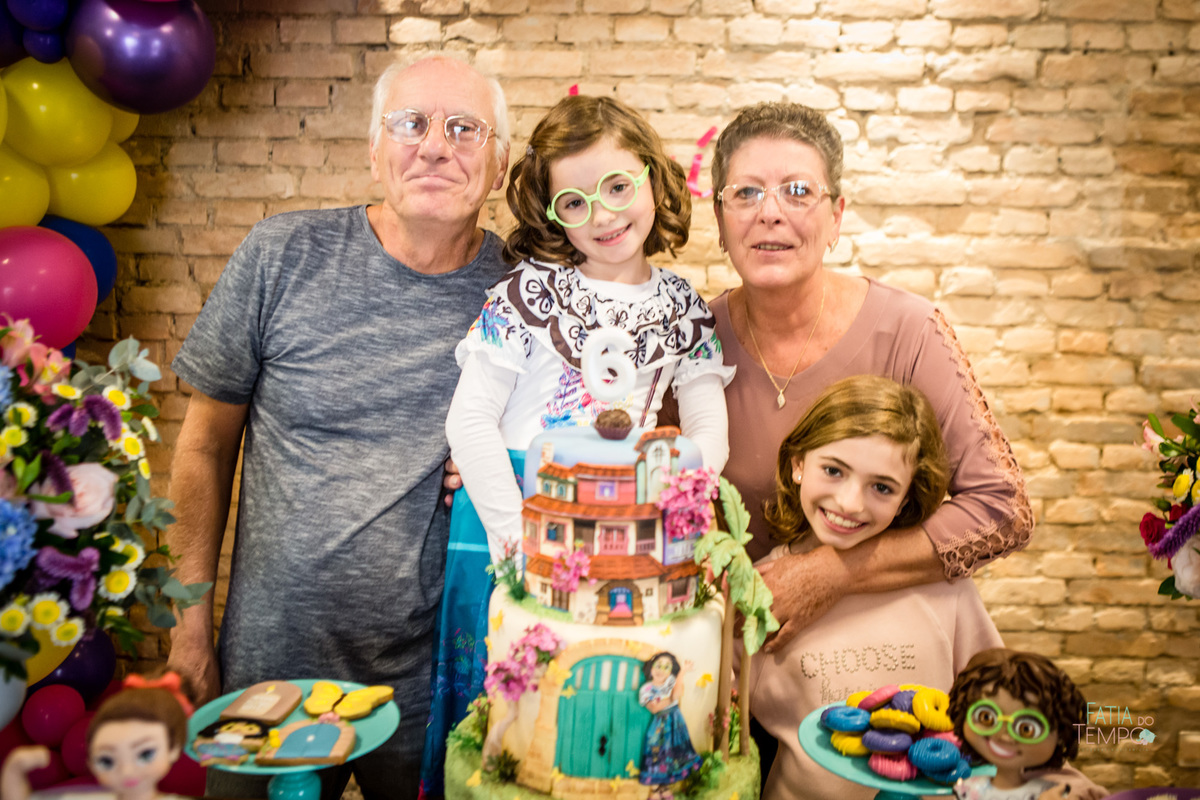 festa infantil, criança, menina, festa de criança, buffet, buffet infantil, bolo, decoração, fotografia, fatia do tempo, felicidade, aniversário, parabéns, encanto, família madrigal, desenho, Disney, quintal das aroeira,