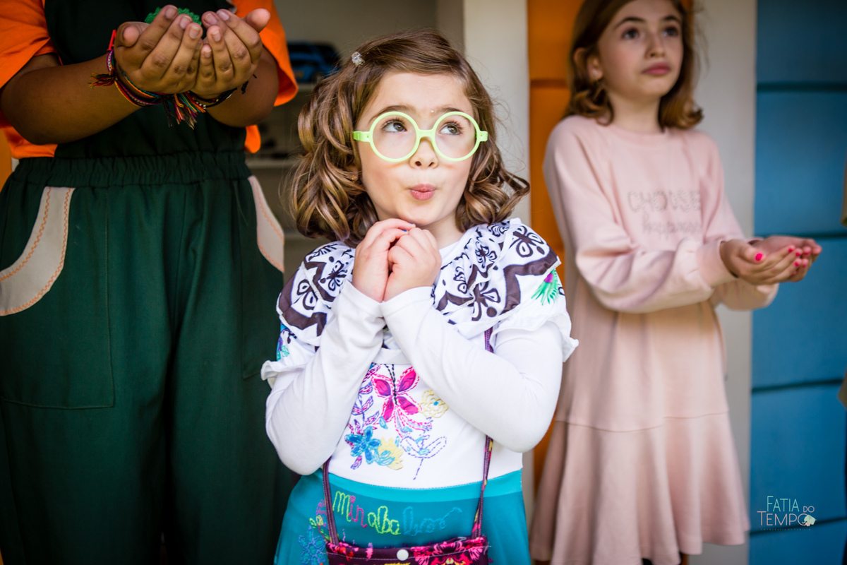 festa infantil, criança, menina, festa de criança, buffet, buffet infantil, bolo, decoração, fotografia, fatia do tempo, felicidade, aniversário, parabéns, encanto, família madrigal, desenho, Disney, quintal das aroeira,