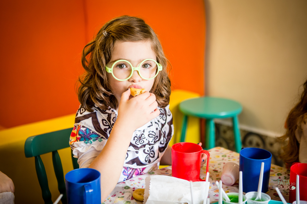 festa infantil, criança, menina, festa de criança, buffet, buffet infantil, bolo, decoração, fotografia, fatia do tempo, felicidade, aniversário, parabéns, encanto, família madrigal, desenho, Disney, quintal das aroeira,