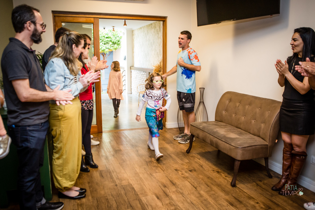 festa infantil, criança, menina, festa de criança, buffet, buffet infantil, bolo, decoração, fotografia, fatia do tempo, felicidade, aniversário, parabéns, encanto, família madrigal, desenho, Disney, quintal das aroeira,