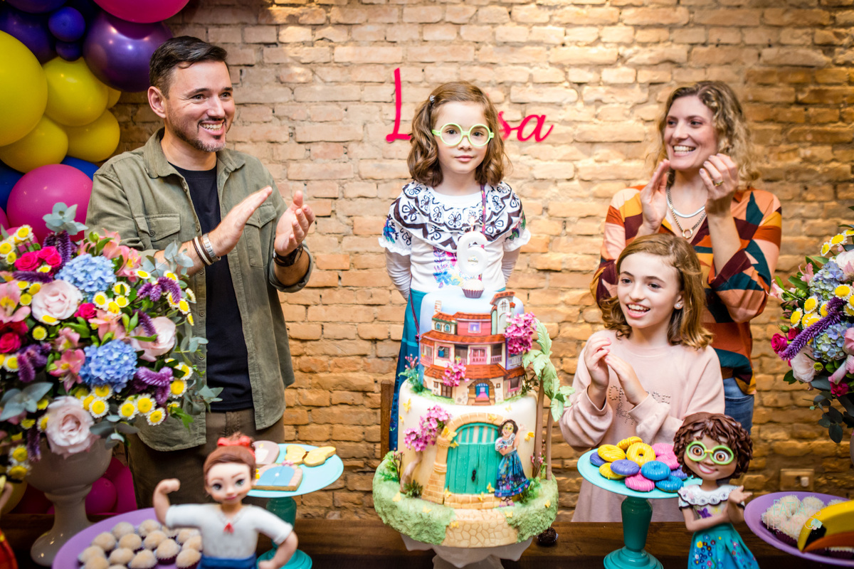 festa infantil, criança, menina, festa de criança, buffet, buffet infantil, bolo, decoração, fotografia, fatia do tempo, felicidade, aniversário, parabéns, encanto, família madrigal, desenho, Disney, quintal das aroeira,