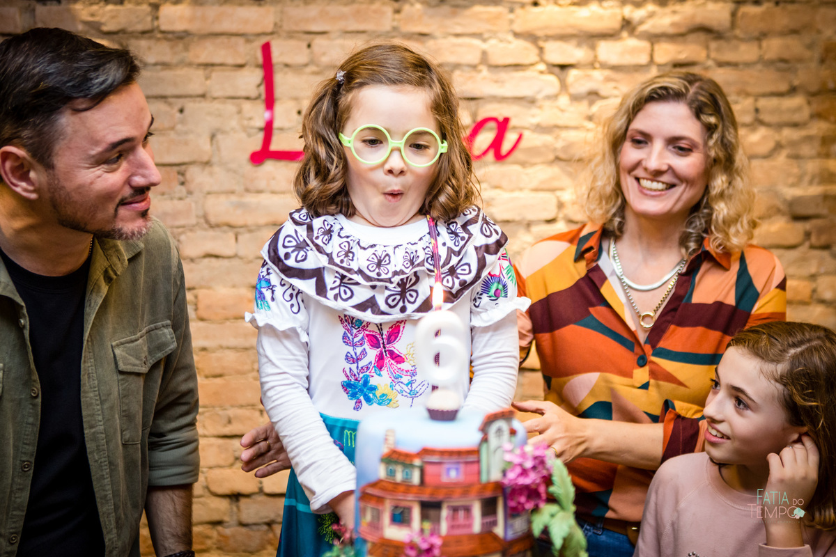 festa infantil, criança, menina, festa de criança, buffet, buffet infantil, bolo, decoração, fotografia, fatia do tempo, felicidade, aniversário, parabéns, encanto, família madrigal, desenho, Disney, quintal das aroeira,