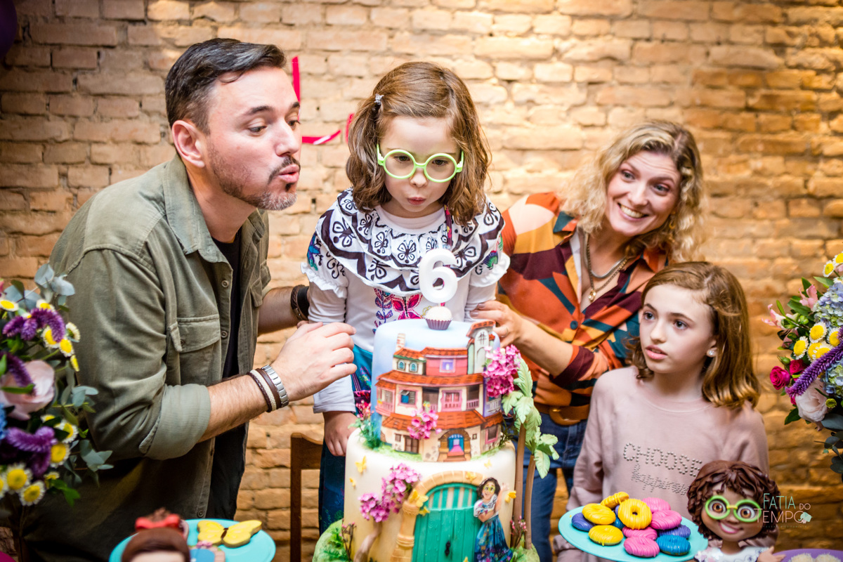 festa infantil, criança, menina, festa de criança, buffet, buffet infantil, bolo, decoração, fotografia, fatia do tempo, felicidade, aniversário, parabéns, encanto, família madrigal, desenho, Disney, quintal das aroeira,