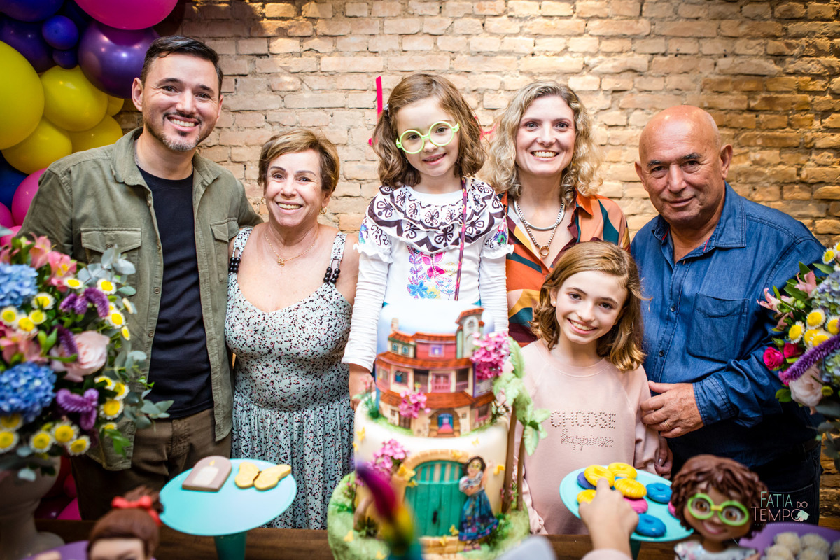 festa infantil, criança, menina, festa de criança, buffet, buffet infantil, bolo, decoração, fotografia, fatia do tempo, felicidade, aniversário, parabéns, encanto, família madrigal, desenho, Disney, quintal das aroeira,