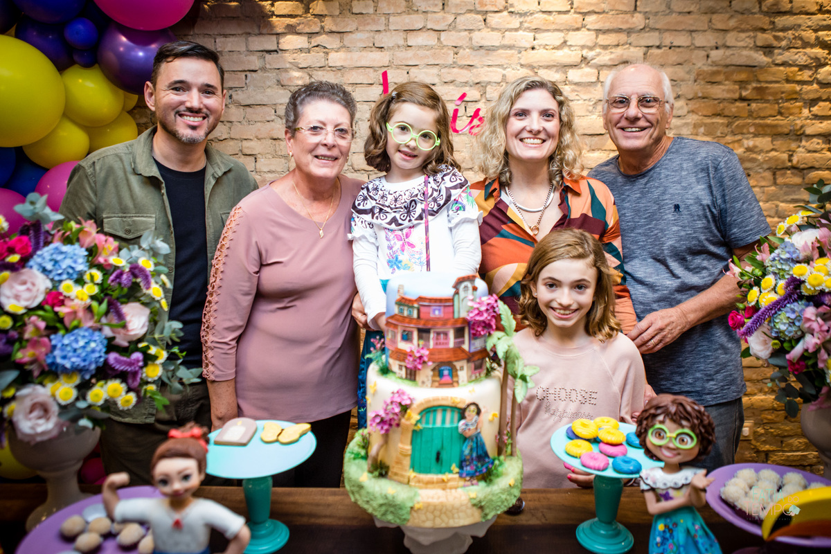 festa infantil, criança, menina, festa de criança, buffet, buffet infantil, bolo, decoração, fotografia, fatia do tempo, felicidade, aniversário, parabéns, encanto, família madrigal, desenho, Disney, quintal das aroeira,