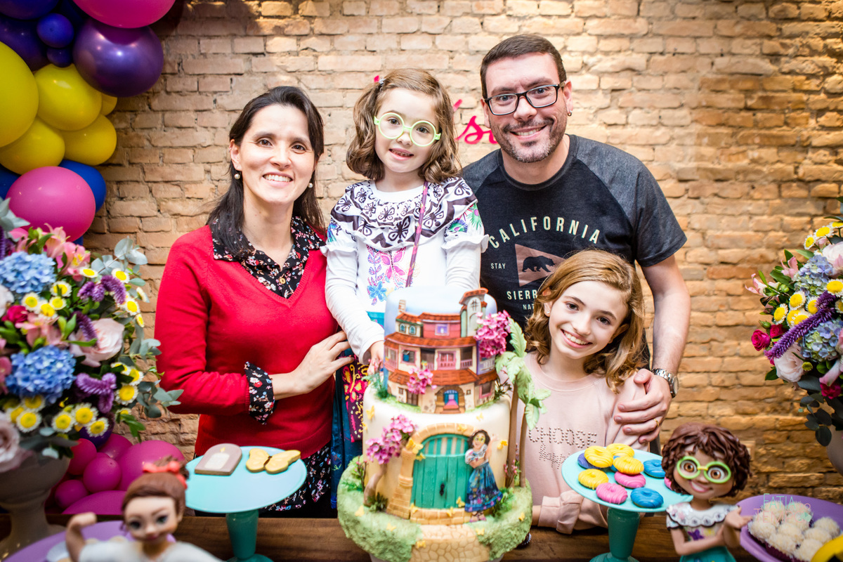 festa infantil, criança, menina, festa de criança, buffet, buffet infantil, bolo, decoração, fotografia, fatia do tempo, felicidade, aniversário, parabéns, encanto, família madrigal, desenho, Disney, quintal das aroeira,