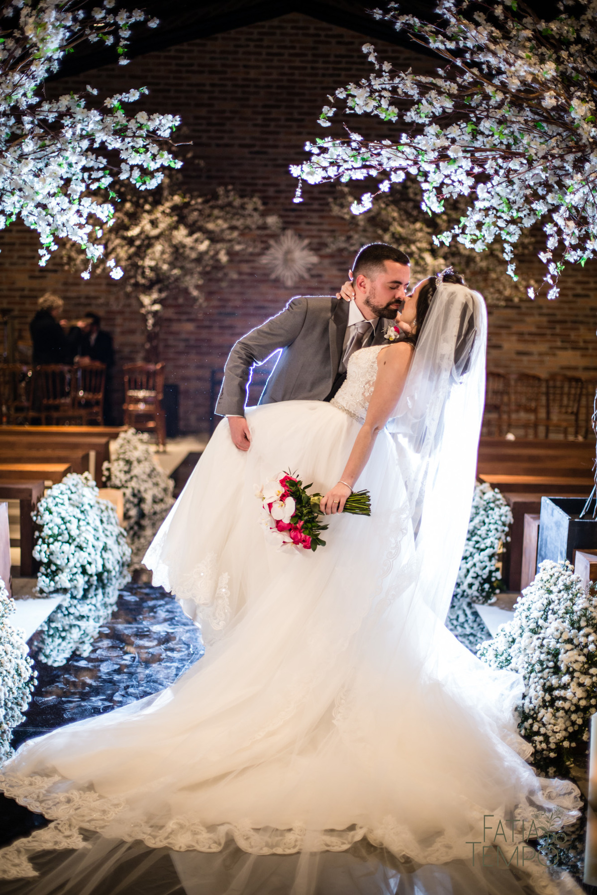 sitio são jorge, espaço demarchi sitio são jorge, casamento ao ar livre, caamento no sitio, oden decoração, SSJ casamentos, noiva gringa, noivo gringo, terno carmargo alfaiataria, 