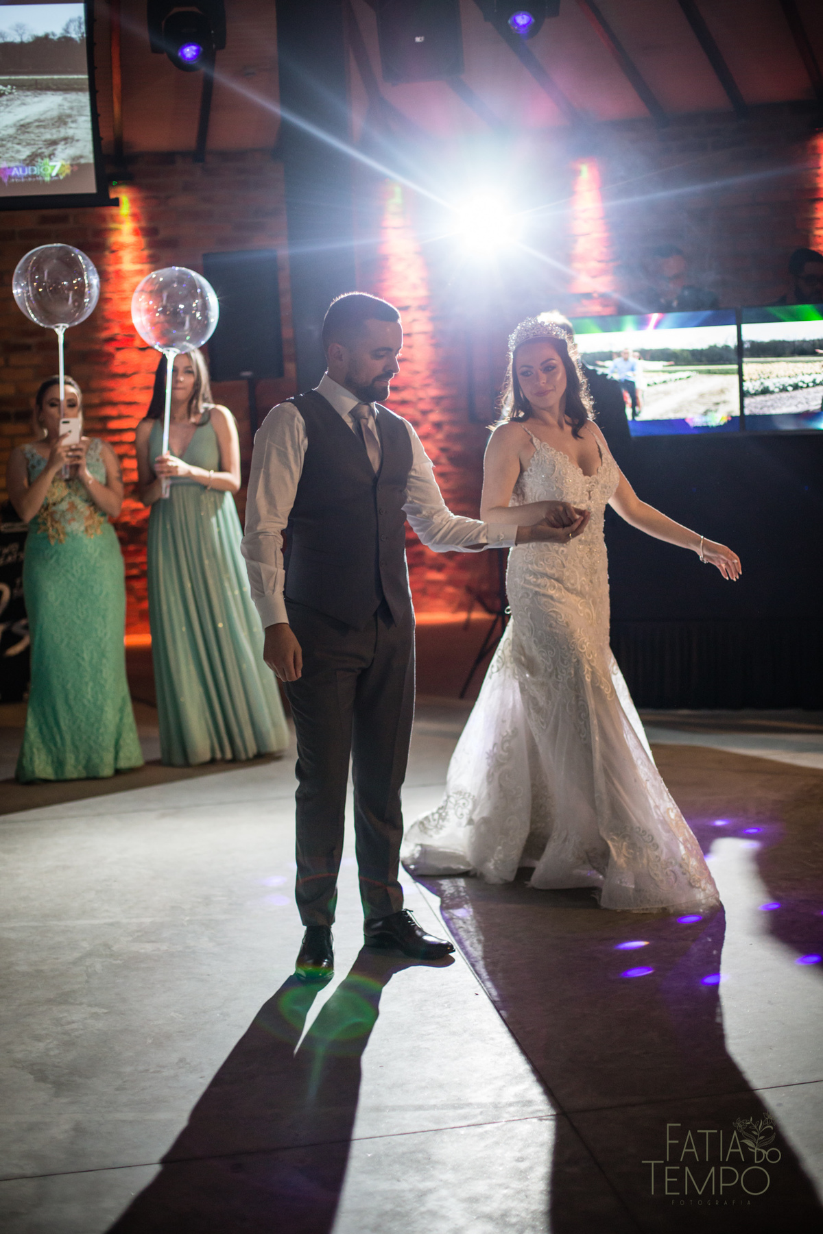 sitio são jorge, espaço demarchi sitio são jorge, casamento ao ar livre, caamento no sitio, oden decoração, SSJ casamentos, noiva gringa, noivo gringo, terno carmargo alfaiataria, 