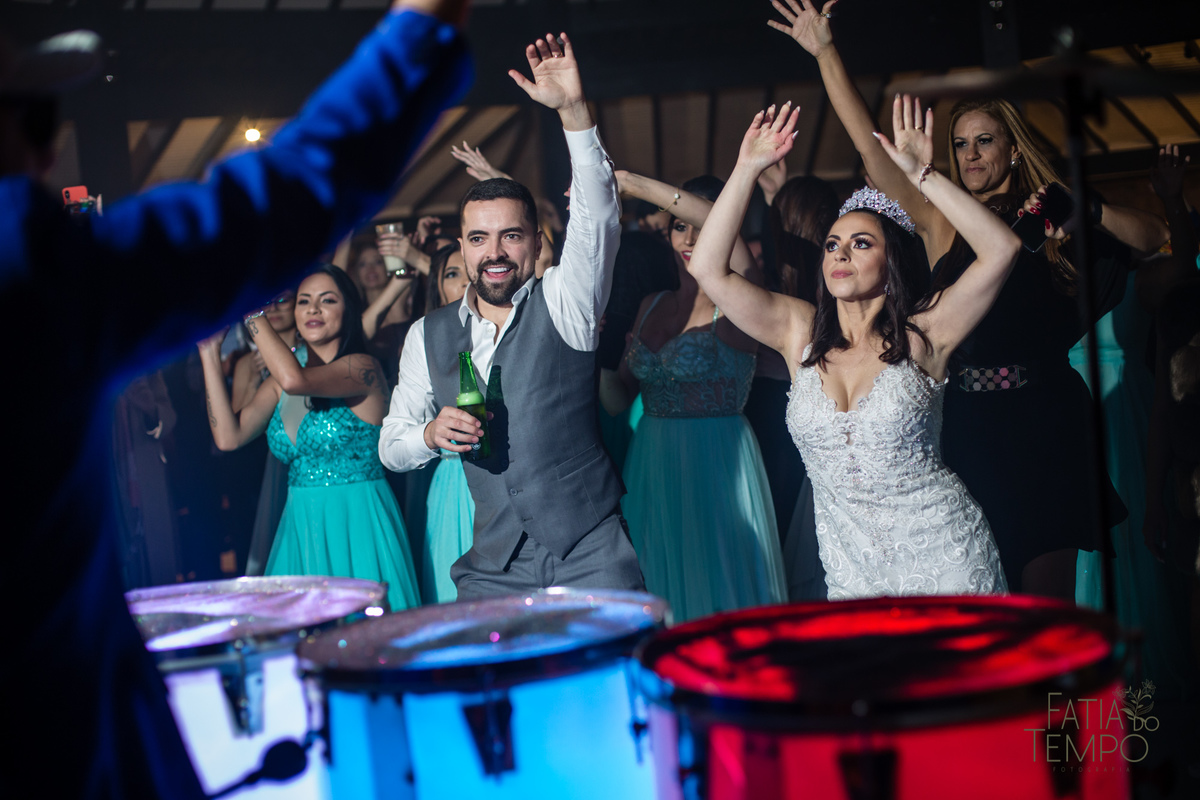 sitio são jorge, espaço demarchi sitio são jorge, casamento ao ar livre, caamento no sitio, oden decoração, SSJ casamentos, noiva gringa, noivo gringo, terno carmargo alfaiataria, 