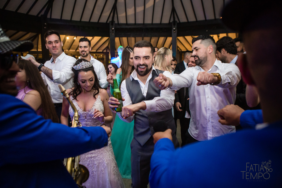 sitio são jorge, espaço demarchi sitio são jorge, casamento ao ar livre, caamento no sitio, oden decoração, SSJ casamentos, noiva gringa, noivo gringo, terno carmargo alfaiataria, 