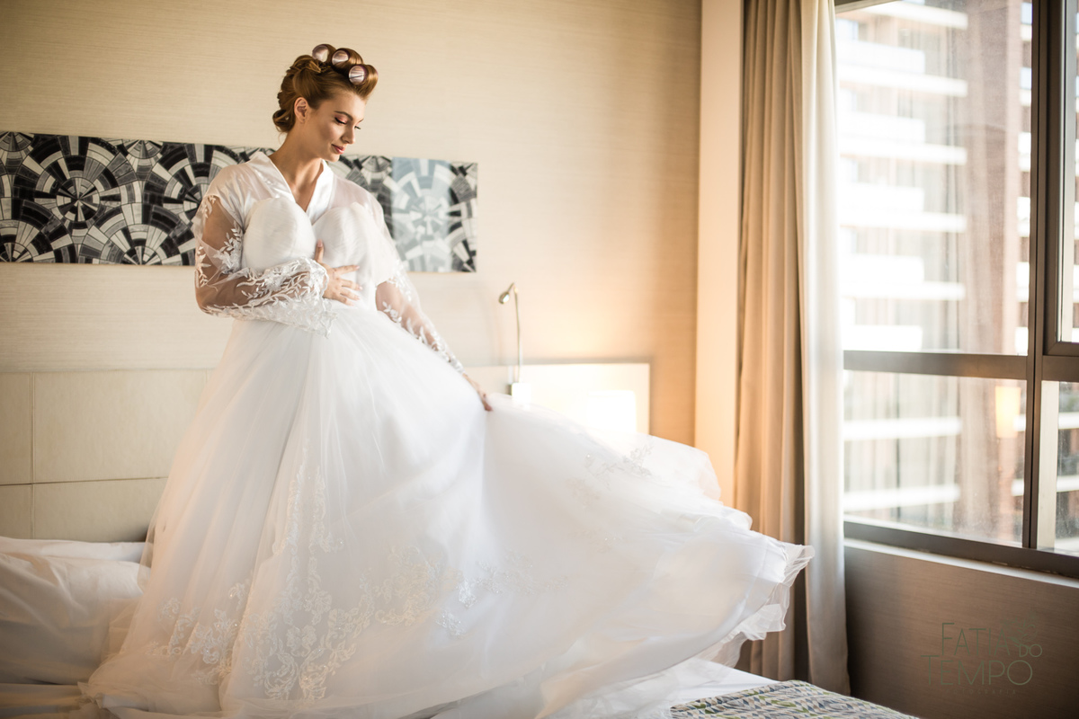 quality hotel, dia da noiva, sitio são jorge, jardim secreto sitio sao jorge, noiva loira, mini wedding, casamento intimista, casamento ao ar livre, casamento no jardim, vestido de noiva, odeon decoração, robe de cetim, decoraçao de casamento