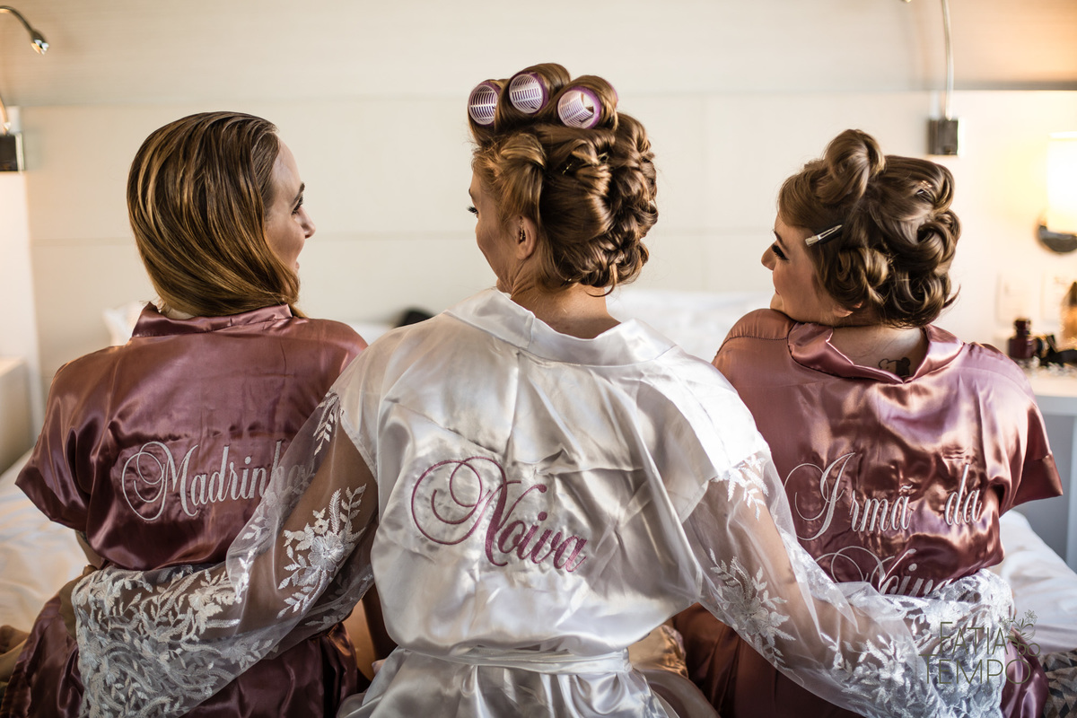 quality hotel, dia da noiva, sitio são jorge, jardim secreto sitio sao jorge, noiva loira, mini wedding, casamento intimista, casamento ao ar livre, casamento no jardim, vestido de noiva, odeon decoração, robe de cetim, decoraçao de casamento