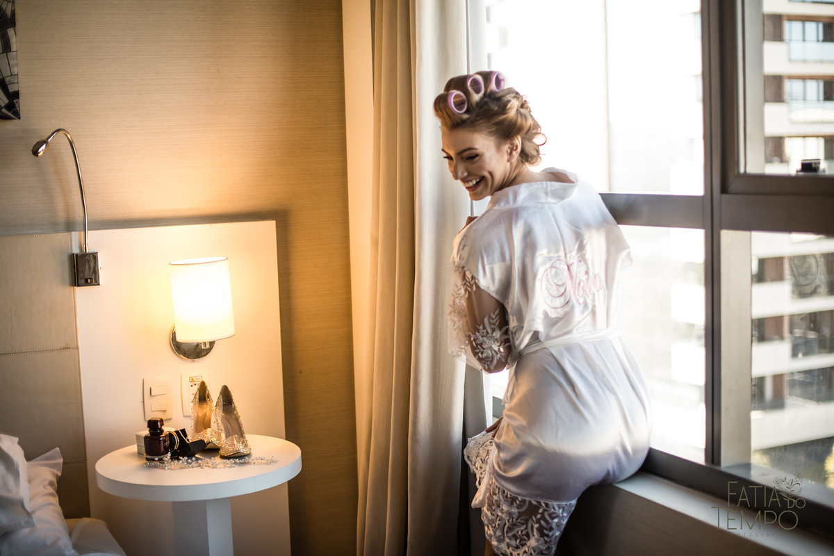 quality hotel, dia da noiva, sitio são jorge, jardim secreto sitio sao jorge, noiva loira, mini wedding, casamento intimista, casamento ao ar livre, casamento no jardim, vestido de noiva, odeon decoração, robe de cetim, decoraçao de casamento