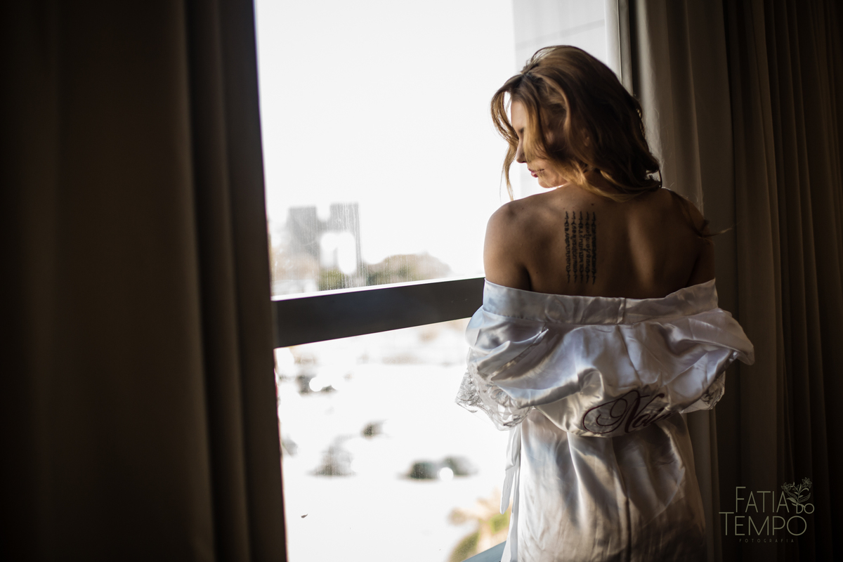 quality hotel, dia da noiva, sitio são jorge, jardim secreto sitio sao jorge, noiva loira, mini wedding, casamento intimista, casamento ao ar livre, casamento no jardim, vestido de noiva, odeon decoração, robe de cetim, decoraçao de casamento