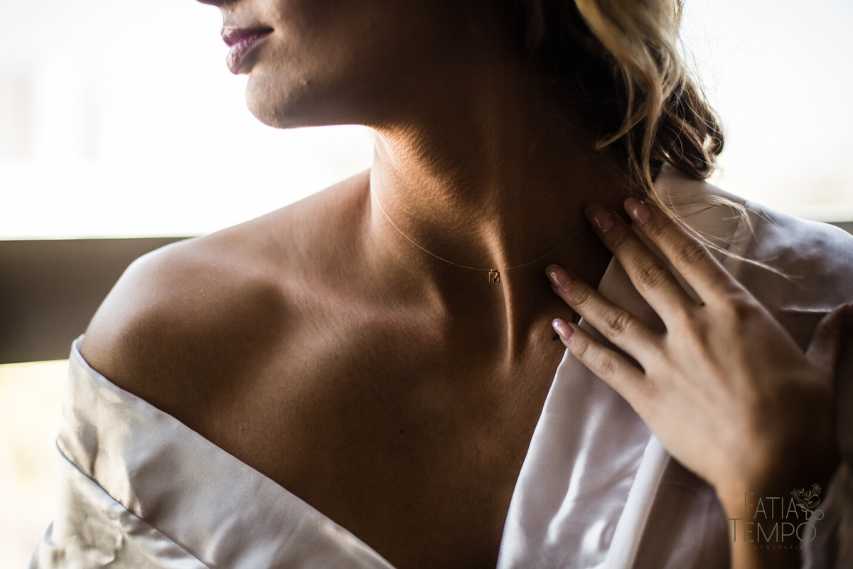 quality hotel, dia da noiva, sitio são jorge, jardim secreto sitio sao jorge, noiva loira, mini wedding, casamento intimista, casamento ao ar livre, casamento no jardim, vestido de noiva, odeon decoração, robe de cetim, decoraçao de casamento