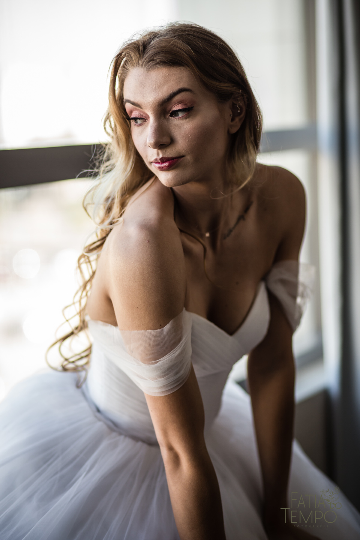 quality hotel, dia da noiva, sitio são jorge, jardim secreto sitio sao jorge, noiva loira, mini wedding, casamento intimista, casamento ao ar livre, casamento no jardim, vestido de noiva, odeon decoração, robe de cetim, decoraçao de casamento