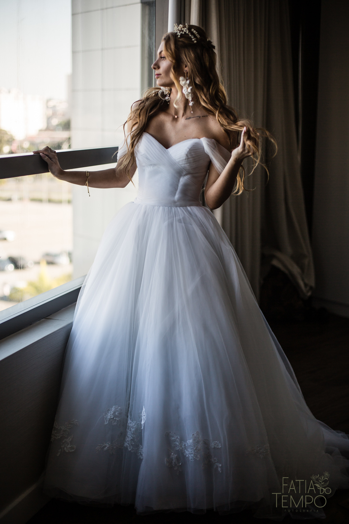 quality hotel, dia da noiva, sitio são jorge, jardim secreto sitio sao jorge, noiva loira, mini wedding, casamento intimista, casamento ao ar livre, casamento no jardim, vestido de noiva, odeon decoração, robe de cetim, decoraçao de casamento