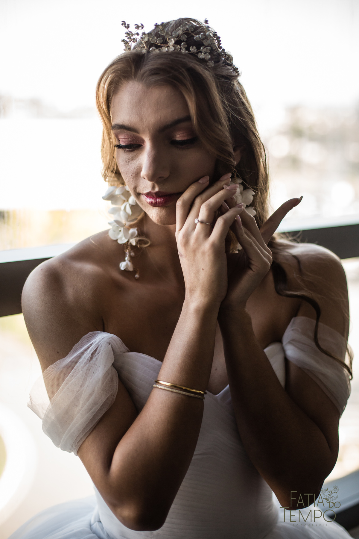 quality hotel, dia da noiva, sitio são jorge, jardim secreto sitio sao jorge, noiva loira, mini wedding, casamento intimista, casamento ao ar livre, casamento no jardim, vestido de noiva, odeon decoração, robe de cetim, decoraçao de casamento