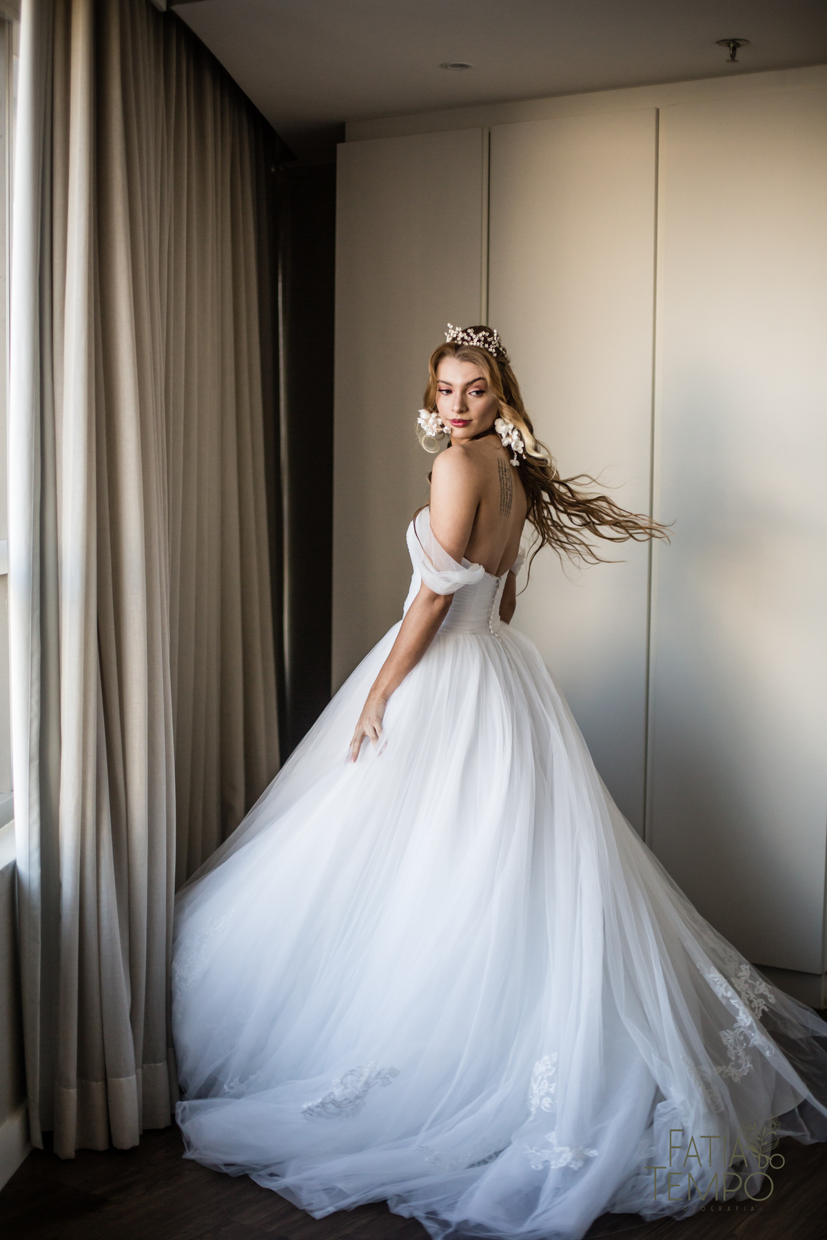 quality hotel, dia da noiva, sitio são jorge, jardim secreto sitio sao jorge, noiva loira, mini wedding, casamento intimista, casamento ao ar livre, casamento no jardim, vestido de noiva, odeon decoração, robe de cetim, decoraçao de casamento