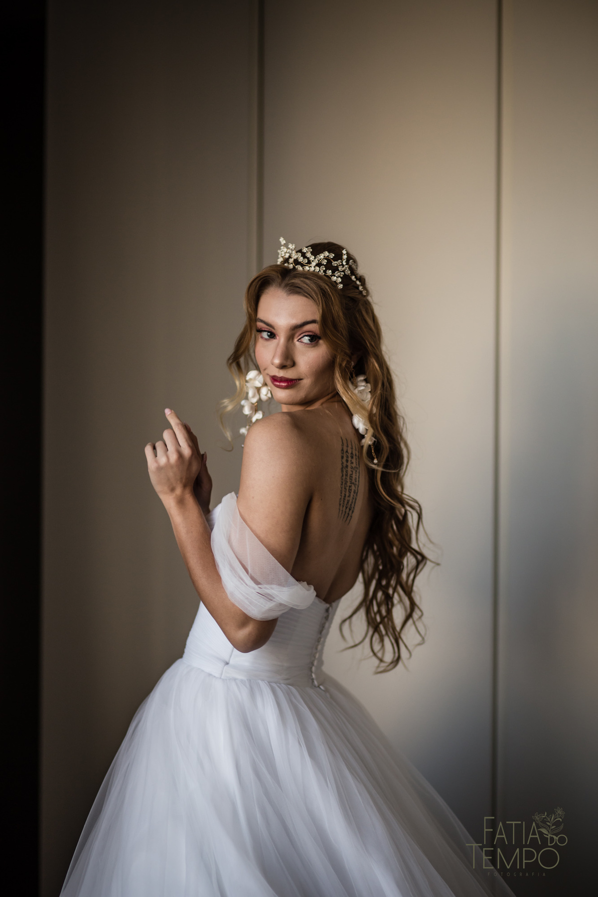 quality hotel, dia da noiva, sitio são jorge, jardim secreto sitio sao jorge, noiva loira, mini wedding, casamento intimista, casamento ao ar livre, casamento no jardim, vestido de noiva, odeon decoração, robe de cetim, decoraçao de casamento