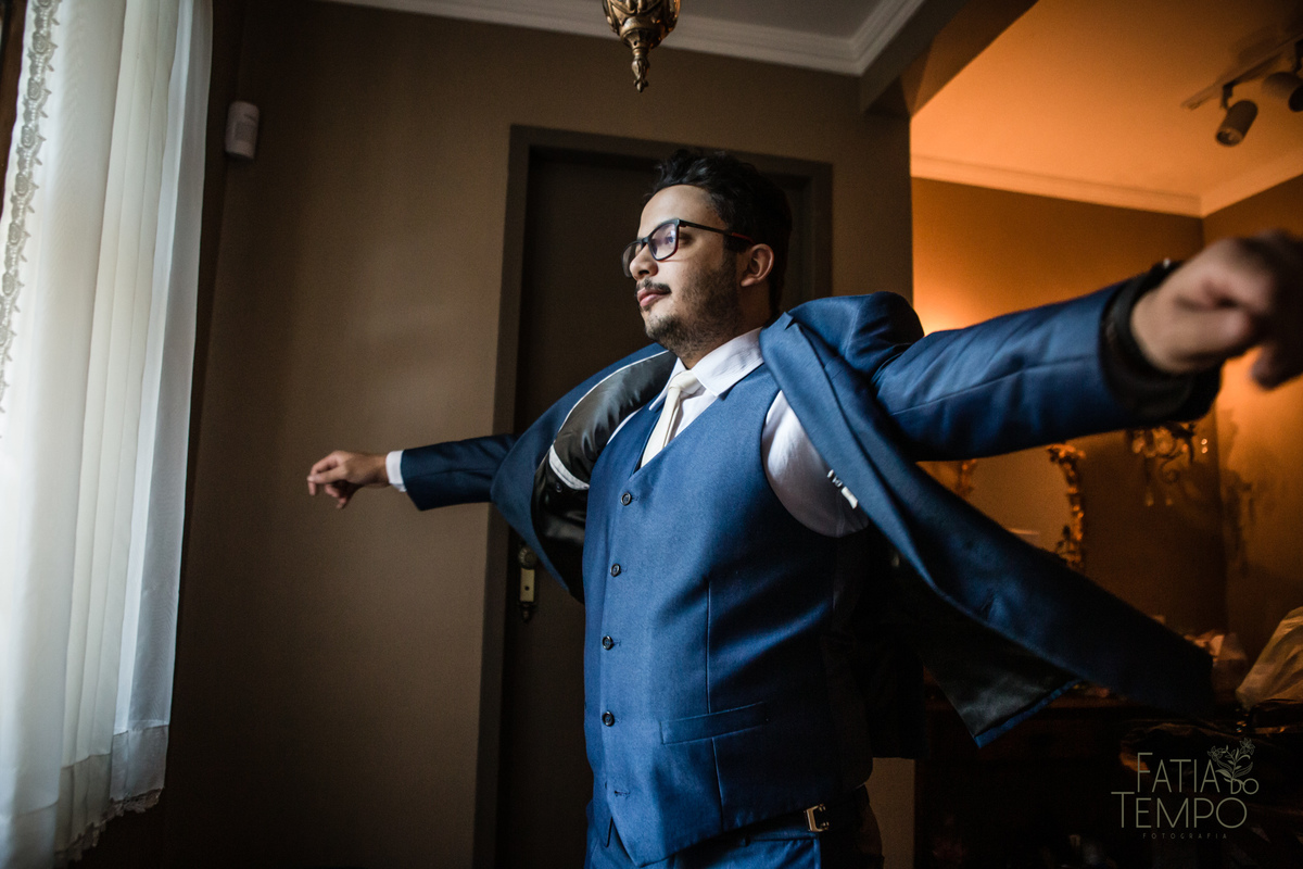 quality hotel, dia da noiva, sitio são jorge, jardim secreto sitio sao jorge, noiva loira, mini wedding, casamento intimista, casamento ao ar livre, casamento no jardim, vestido de noiva, odeon decoração, robe de cetim, decoraçao de casamento