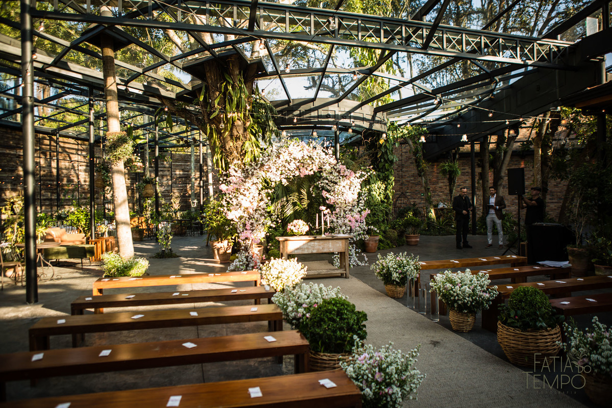 quality hotel, dia da noiva, sitio são jorge, jardim secreto sitio sao jorge, noiva loira, mini wedding, casamento intimista, casamento ao ar livre, casamento no jardim, vestido de noiva, odeon decoração, robe de cetim, decoraçao de casamento