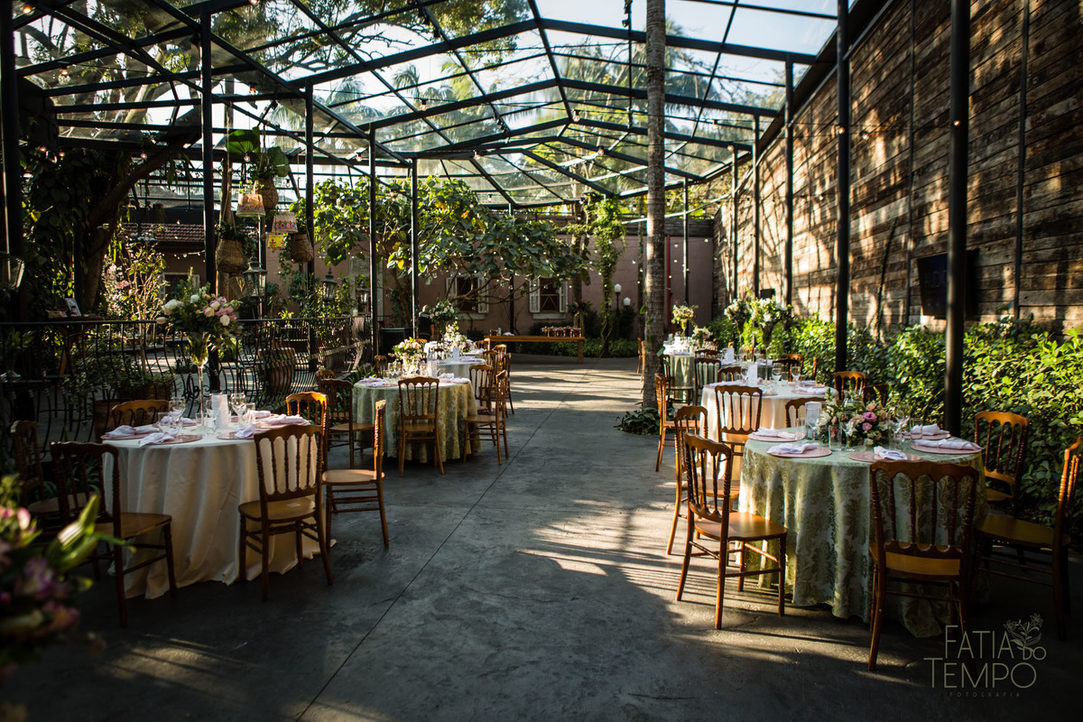 quality hotel, dia da noiva, sitio são jorge, jardim secreto sitio sao jorge, noiva loira, mini wedding, casamento intimista, casamento ao ar livre, casamento no jardim, vestido de noiva, odeon decoração, robe de cetim, decoraçao de casamento