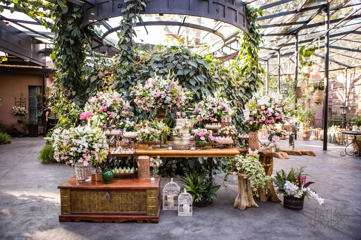 quality hotel, dia da noiva, sitio são jorge, jardim secreto sitio sao jorge, noiva loira, mini wedding, casamento intimista, casamento ao ar livre, casamento no jardim, vestido de noiva, odeon decoração, robe de cetim, decoraçao de casamento