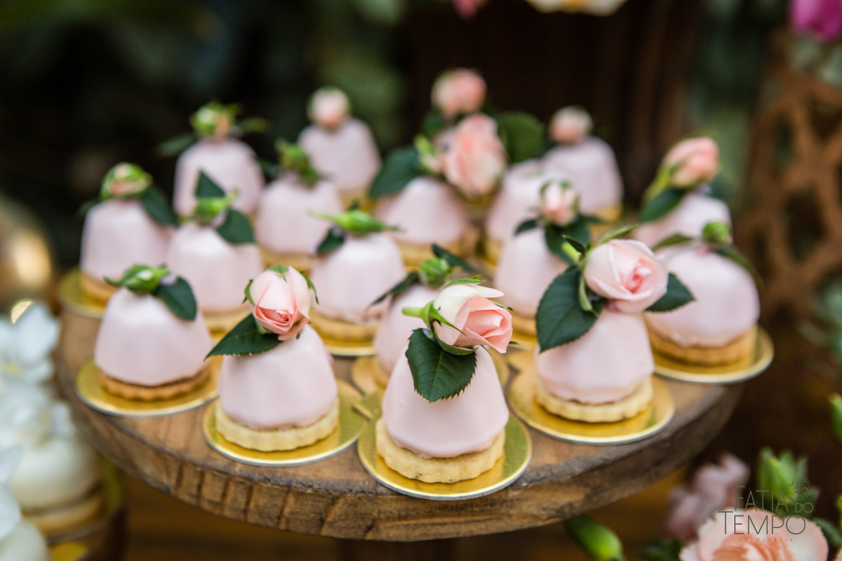 quality hotel, dia da noiva, sitio são jorge, jardim secreto sitio sao jorge, noiva loira, mini wedding, casamento intimista, casamento ao ar livre, casamento no jardim, vestido de noiva, odeon decoração, robe de cetim, decoraçao de casamento