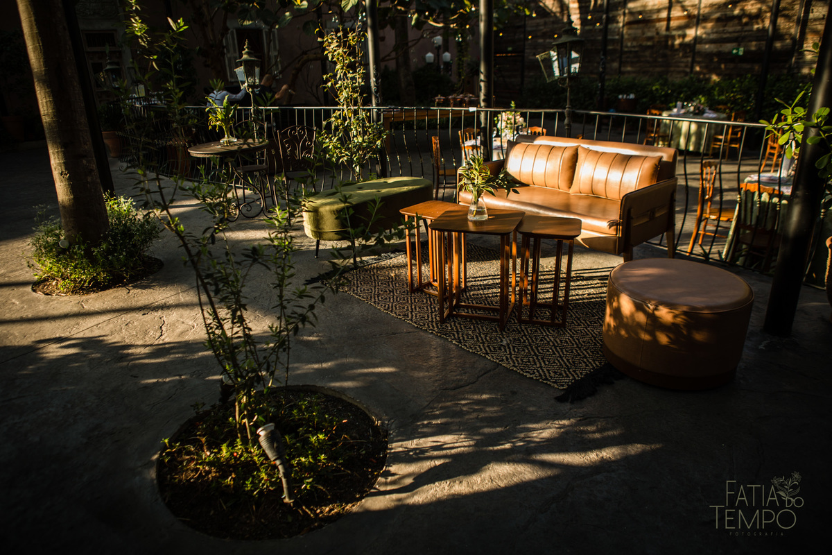 quality hotel, dia da noiva, sitio são jorge, jardim secreto sitio sao jorge, noiva loira, mini wedding, casamento intimista, casamento ao ar livre, casamento no jardim, vestido de noiva, odeon decoração, robe de cetim, decoraçao de casamento