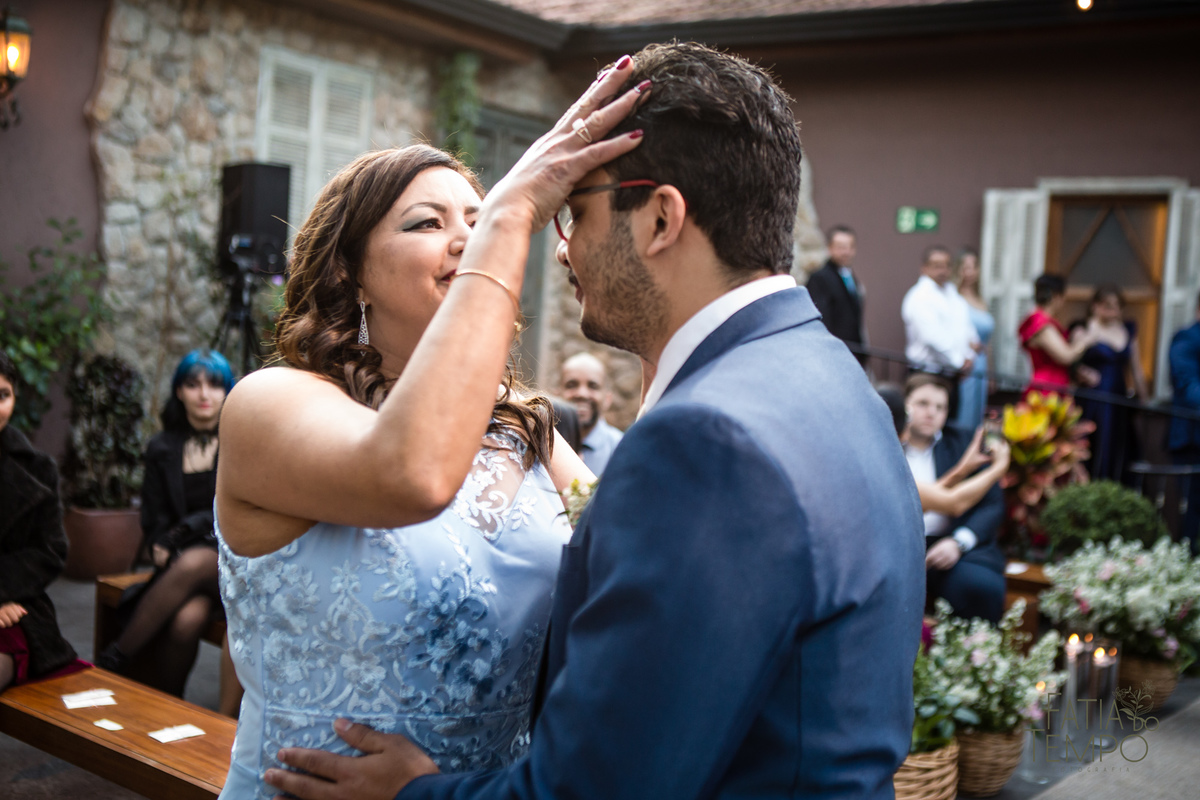 quality hotel, dia da noiva, sitio são jorge, jardim secreto sitio sao jorge, noiva loira, mini wedding, casamento intimista, casamento ao ar livre, casamento no jardim, vestido de noiva, odeon decoração, robe de cetim, decoraçao de casamento