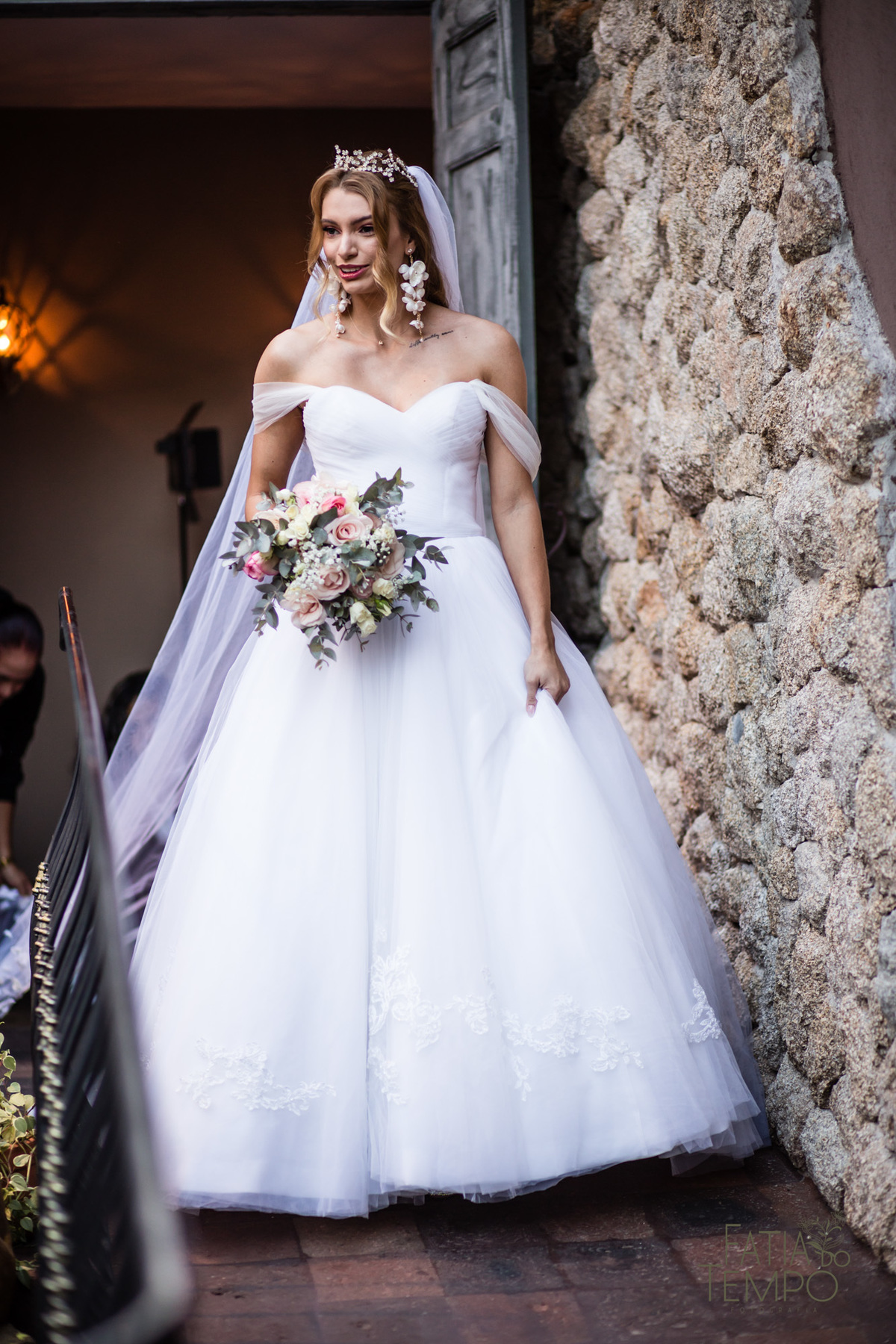 quality hotel, dia da noiva, sitio são jorge, jardim secreto sitio sao jorge, noiva loira, mini wedding, casamento intimista, casamento ao ar livre, casamento no jardim, vestido de noiva, odeon decoração, robe de cetim, decoraçao de casamento