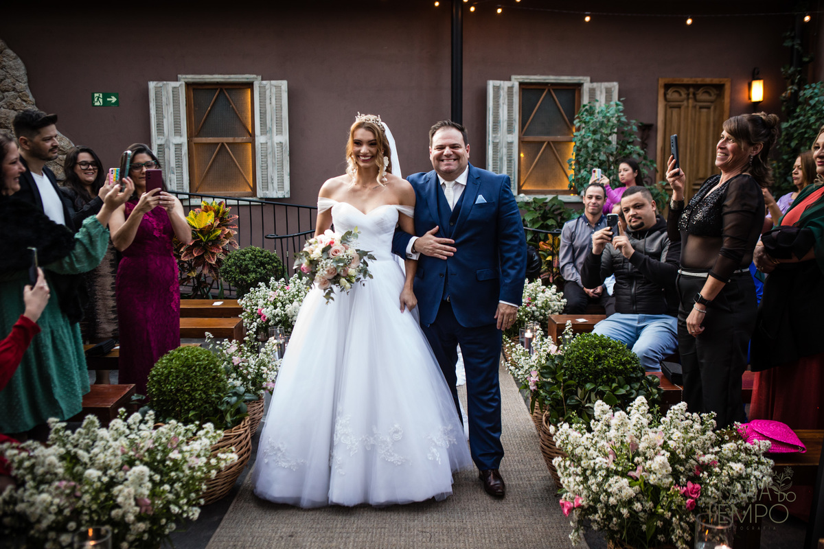 quality hotel, dia da noiva, sitio são jorge, jardim secreto sitio sao jorge, noiva loira, mini wedding, casamento intimista, casamento ao ar livre, casamento no jardim, vestido de noiva, odeon decoração, robe de cetim, decoraçao de casamento