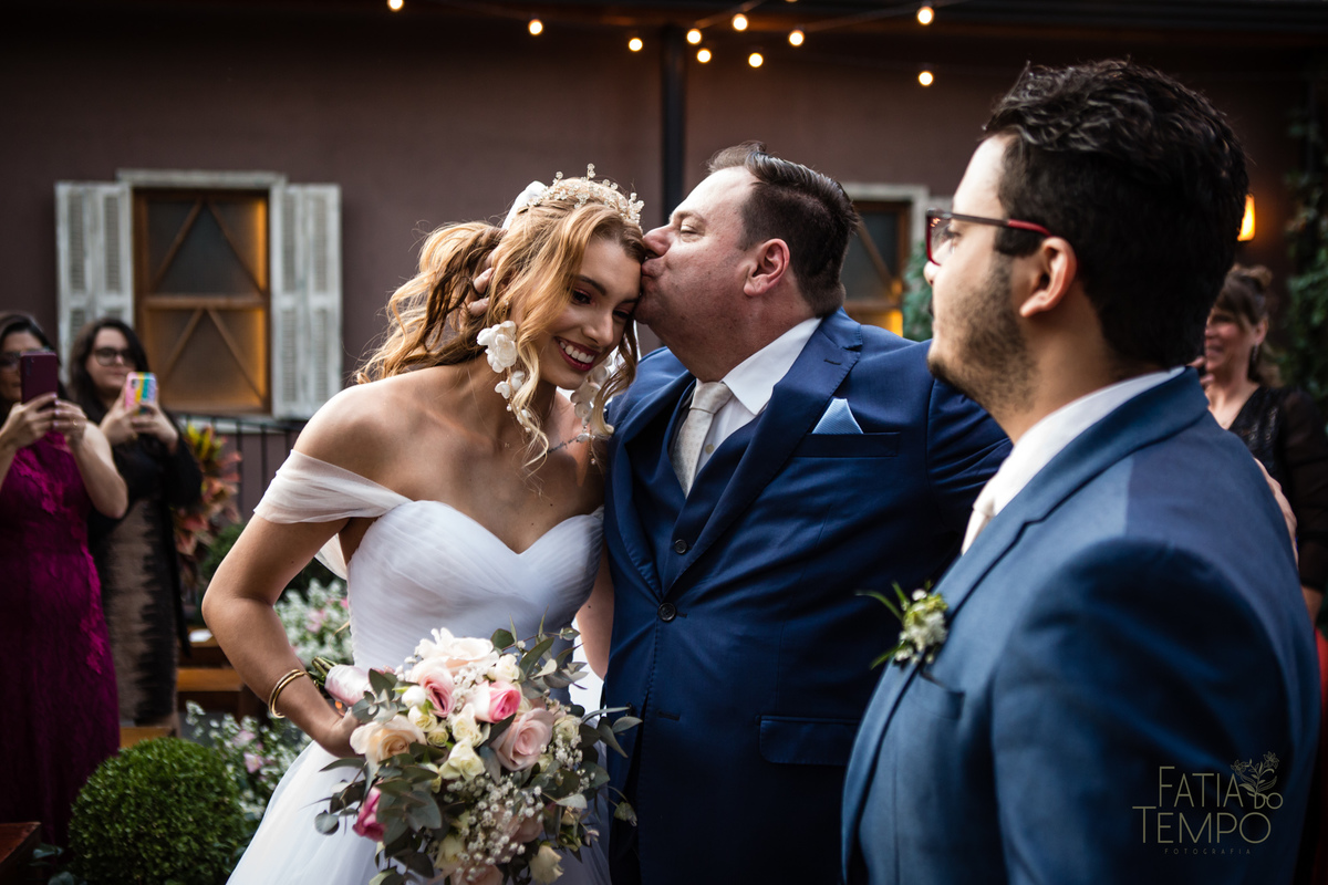 quality hotel, dia da noiva, sitio são jorge, jardim secreto sitio sao jorge, noiva loira, mini wedding, casamento intimista, casamento ao ar livre, casamento no jardim, vestido de noiva, odeon decoração, robe de cetim, decoraçao de casamento