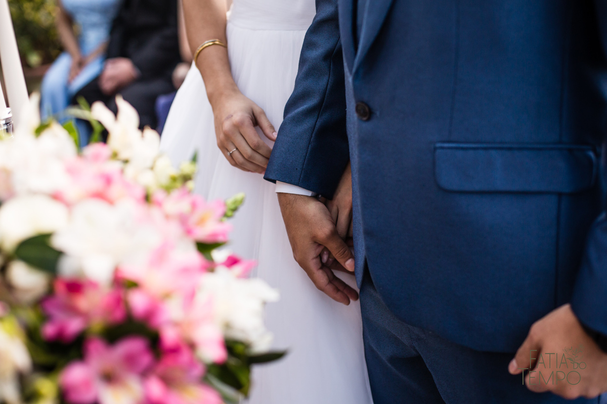 quality hotel, dia da noiva, sitio são jorge, jardim secreto sitio sao jorge, noiva loira, mini wedding, casamento intimista, casamento ao ar livre, casamento no jardim, vestido de noiva, odeon decoração, robe de cetim, decoraçao de casamento