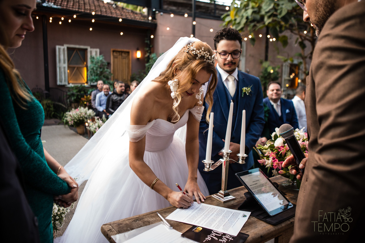 quality hotel, dia da noiva, sitio são jorge, jardim secreto sitio sao jorge, noiva loira, mini wedding, casamento intimista, casamento ao ar livre, casamento no jardim, vestido de noiva, odeon decoração, robe de cetim, decoraçao de casamento