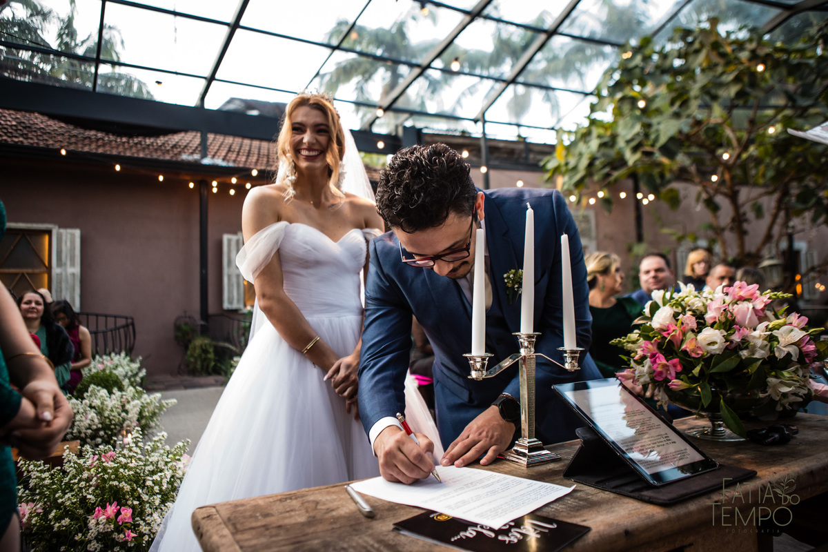 quality hotel, dia da noiva, sitio são jorge, jardim secreto sitio sao jorge, noiva loira, mini wedding, casamento intimista, casamento ao ar livre, casamento no jardim, vestido de noiva, odeon decoração, robe de cetim, decoraçao de casamento