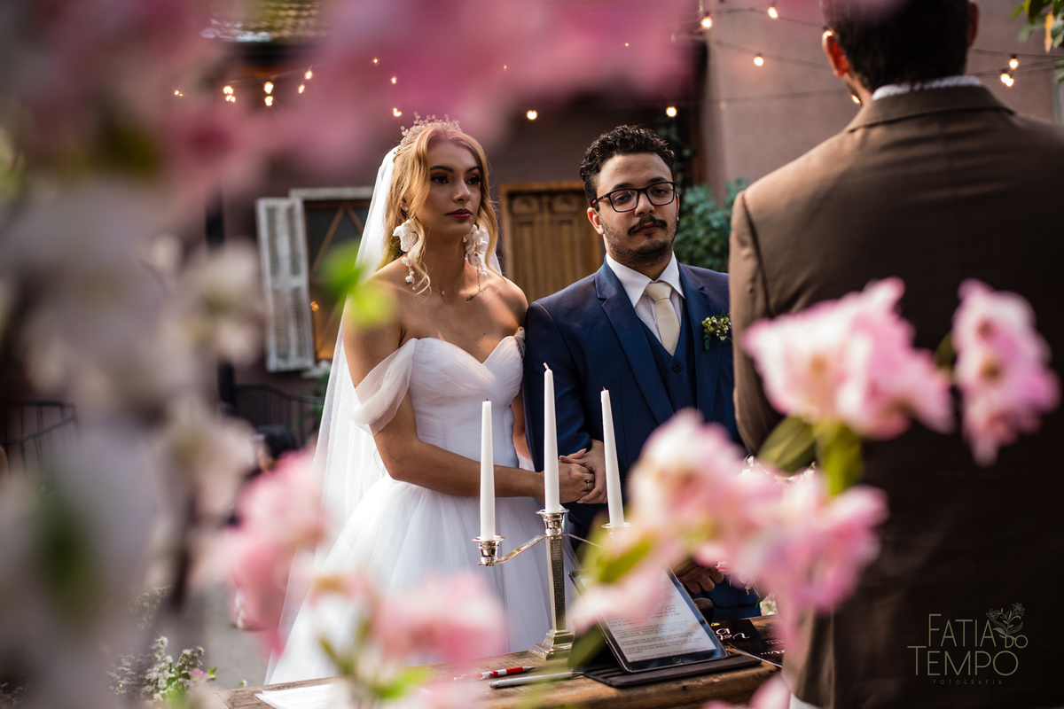 quality hotel, dia da noiva, sitio são jorge, jardim secreto sitio sao jorge, noiva loira, mini wedding, casamento intimista, casamento ao ar livre, casamento no jardim, vestido de noiva, odeon decoração, robe de cetim, decoraçao de casamento