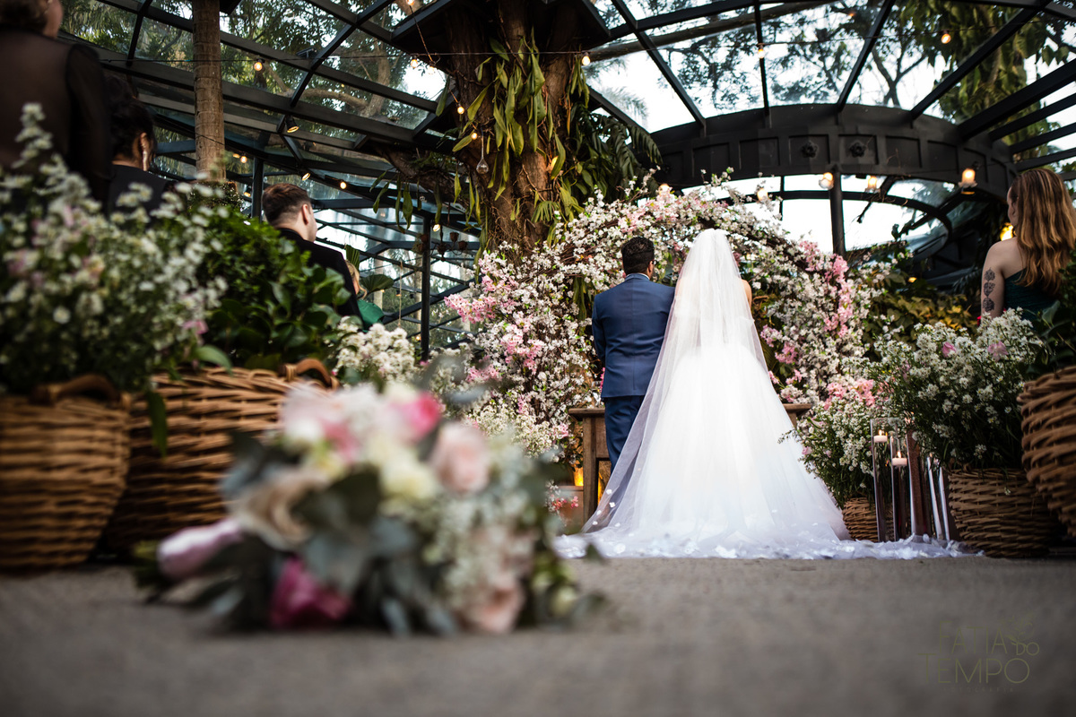 quality hotel, dia da noiva, sitio são jorge, jardim secreto sitio sao jorge, noiva loira, mini wedding, casamento intimista, casamento ao ar livre, casamento no jardim, vestido de noiva, odeon decoração, robe de cetim, decoraçao de casamento