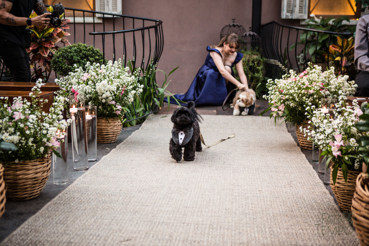 quality hotel, dia da noiva, sitio são jorge, jardim secreto sitio sao jorge, noiva loira, mini wedding, casamento intimista, casamento ao ar livre, casamento no jardim, vestido de noiva, odeon decoração, robe de cetim, decoraçao de casamento