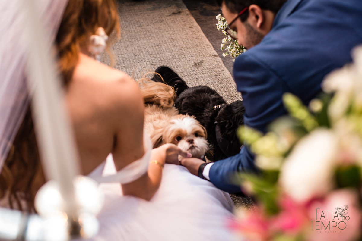 quality hotel, dia da noiva, sitio são jorge, jardim secreto sitio sao jorge, noiva loira, mini wedding, casamento intimista, casamento ao ar livre, casamento no jardim, vestido de noiva, odeon decoração, robe de cetim, decoraçao de casamento